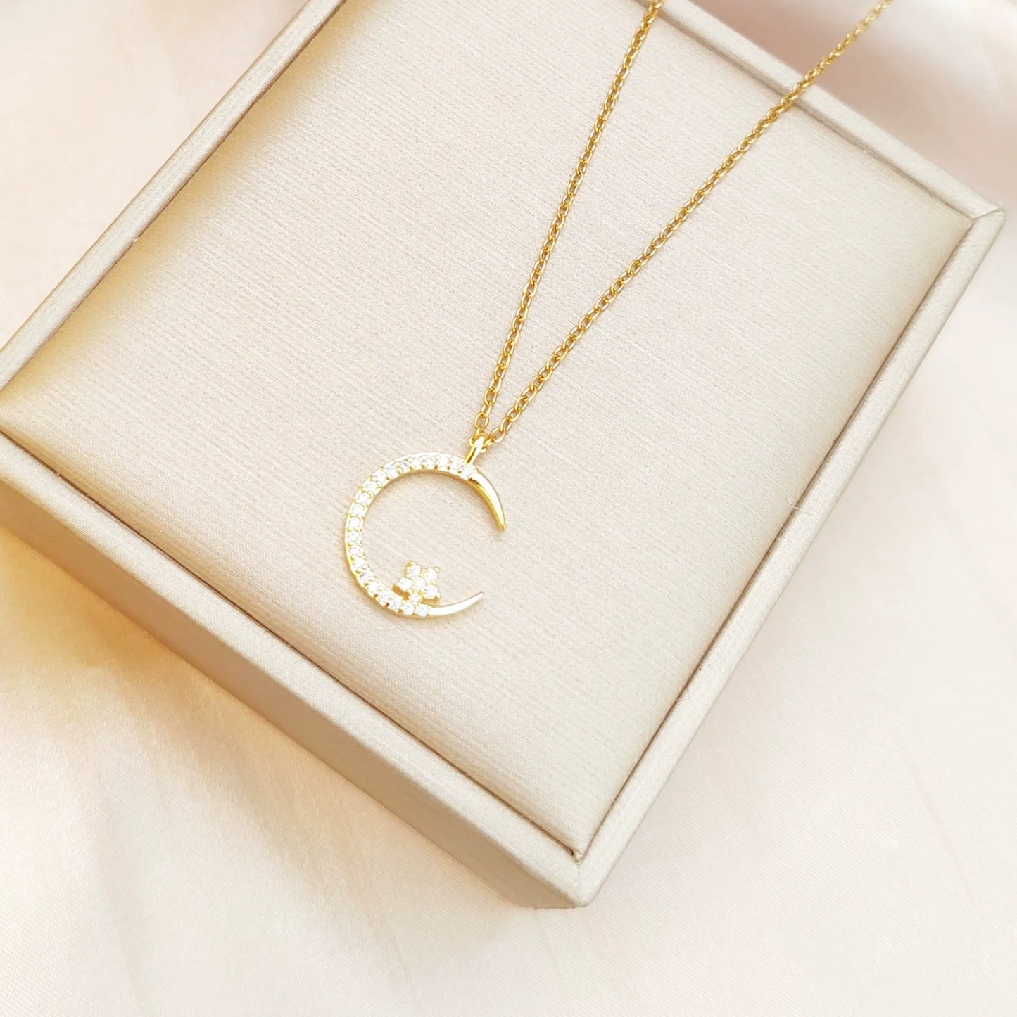 Ster/Maan Zirkonia Ketting | Symbolen van Hoop, Verandering en Kracht